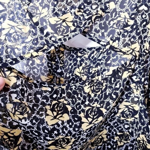 Torrid sleeveless Pleated Front Floral Blouse Sz Ox - Picture 9 of 9